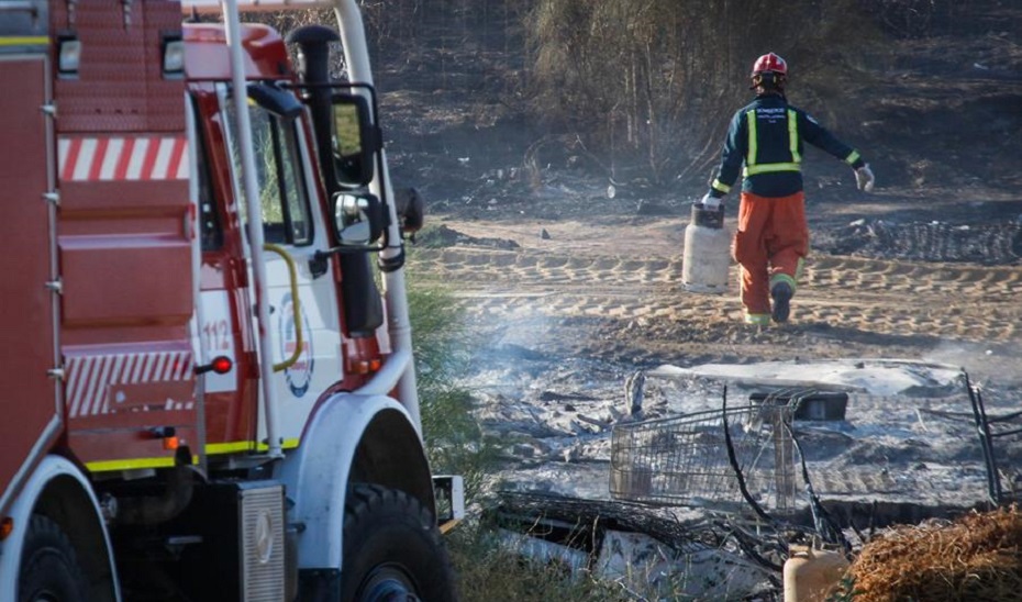 Bomberos del Consorcio Provincial de Huelva sofocan un incendio de chabolas (archivo).